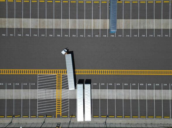 Live Load vs. Drop & Hook: Calculating the True Cost of Driver Detention